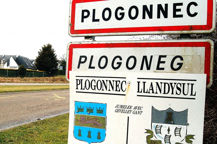 Panneau de la ville de Plogonnec, en Bretagne