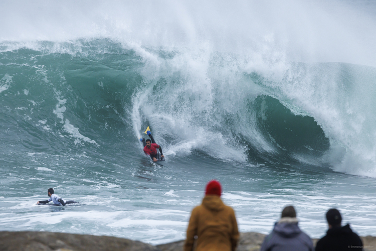 Dans l'enfer liquide de la vague Annaëlle