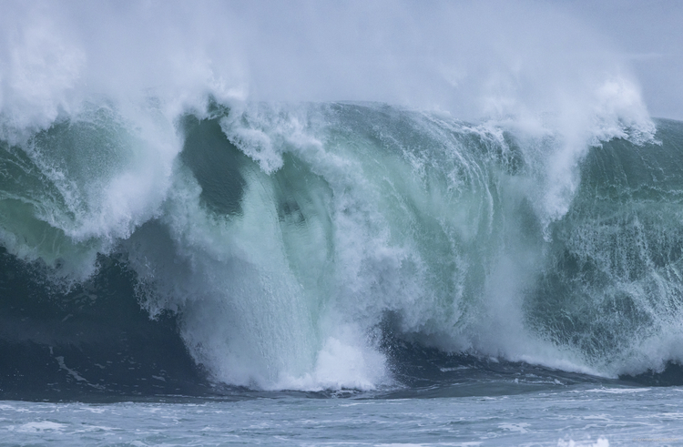 Dans l'enfer liquide de la vague Annaëlle