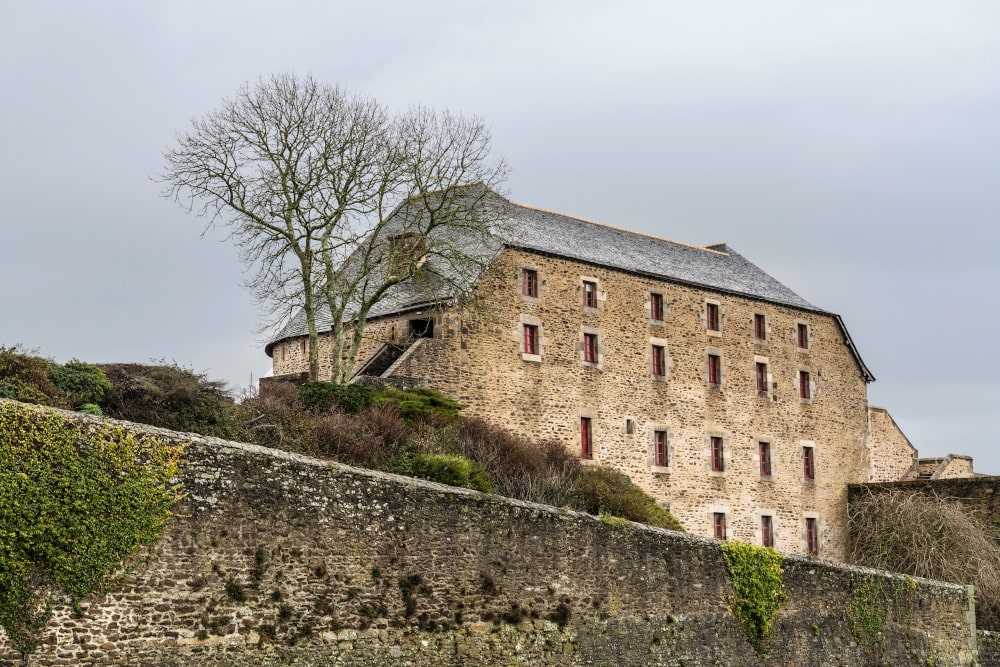 Imposant et magnifique, l'arrière des tours Paradis qui abritent une partie du musée national de la Marine