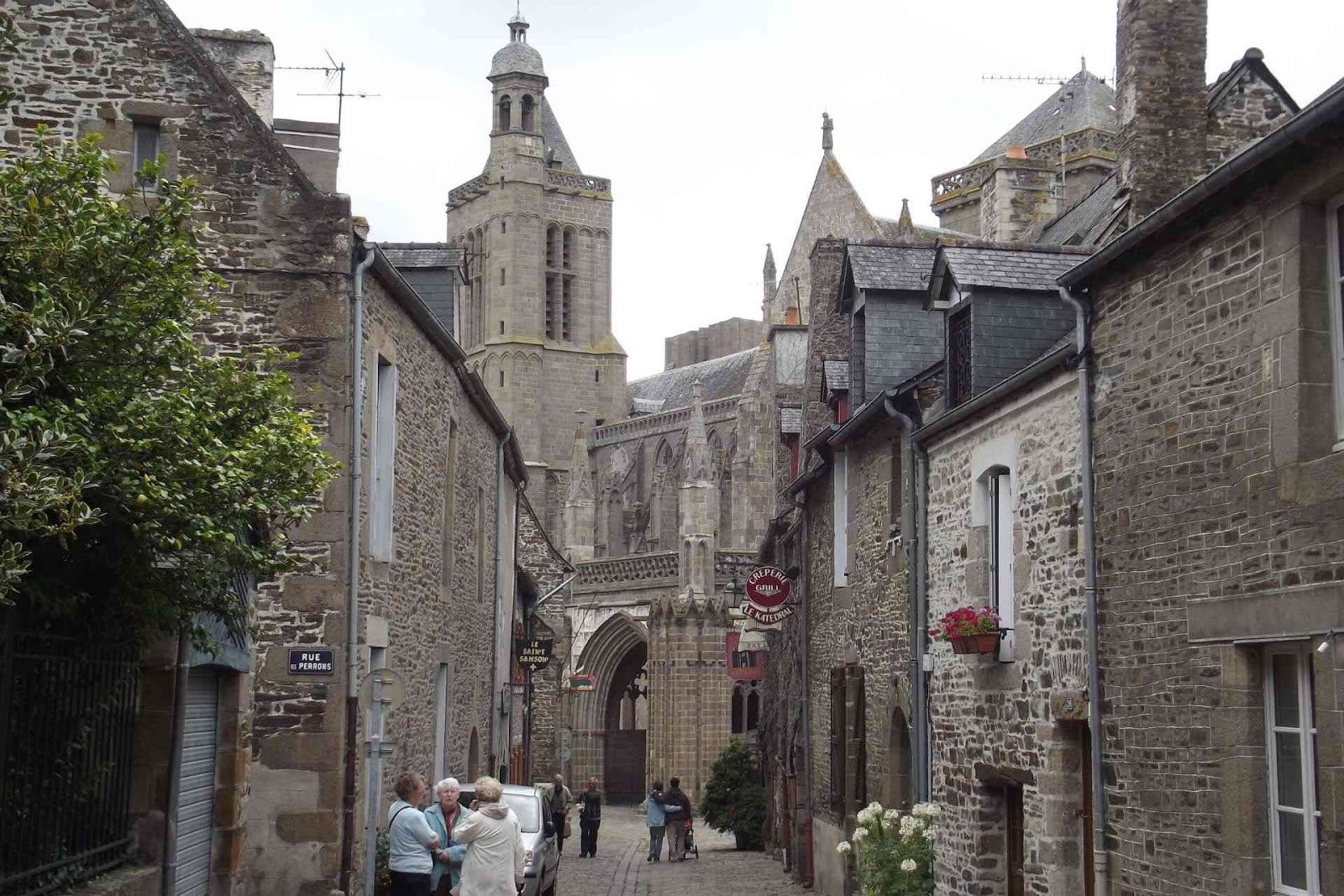 La rue Ceinte à Dol-de-Bretagne descend vers la cathédrale Saint-Samson visible au bout de la rue. Les maisons ont une architecture du XVème et XVIème siècle.