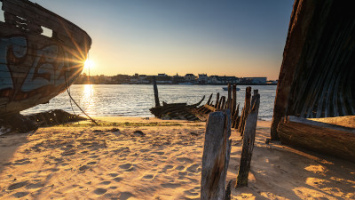 Lever de soleil sur le cimetière de bateaux de Plouhinec dans le Morbihan