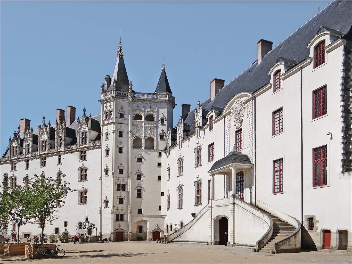 La cour intérieure du château des ducs de Bretagne est dominé par un château de type Renaissance dominé faite de pierre blanche.