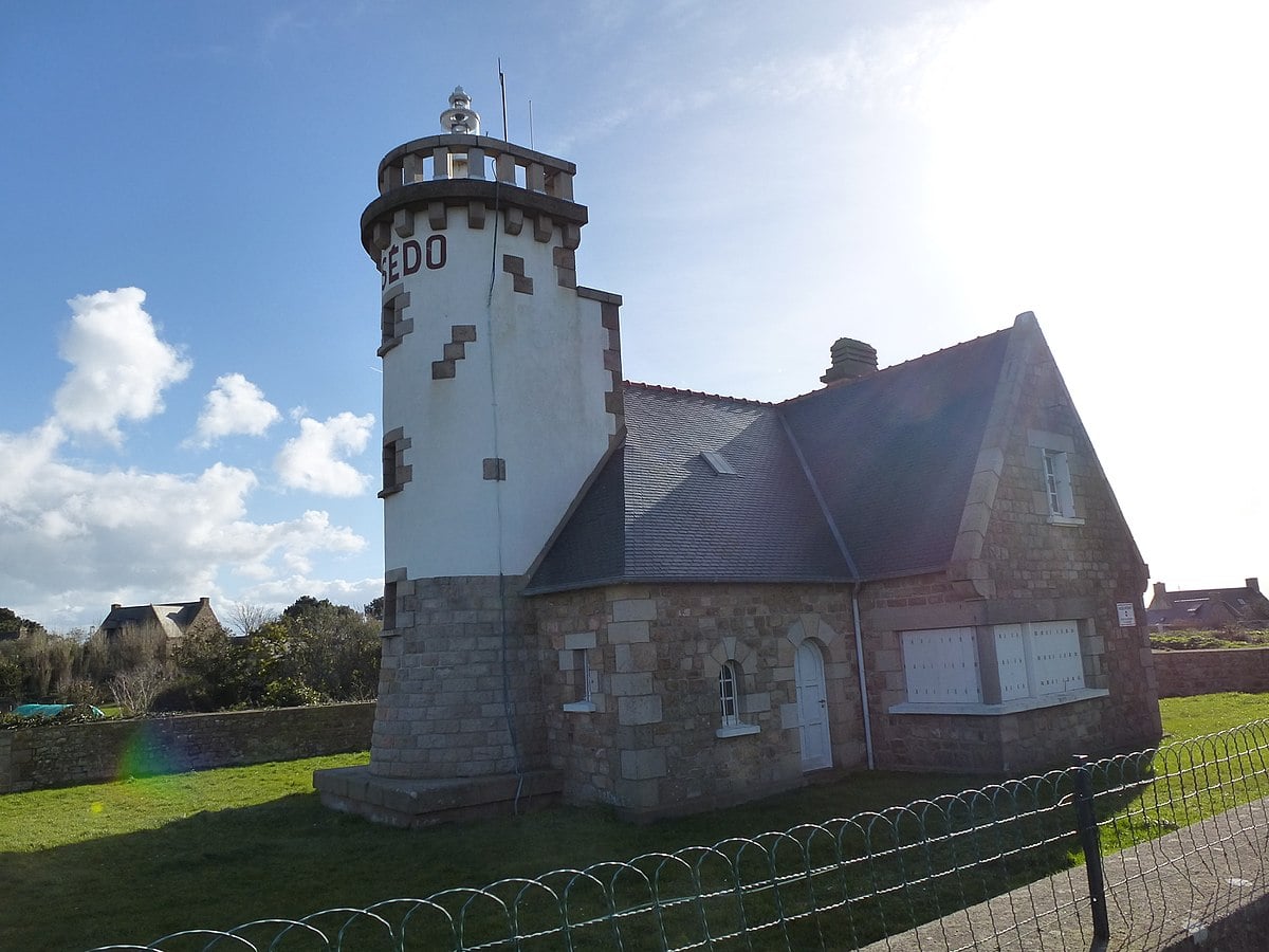 Le phare de Rosédo ensoleillé