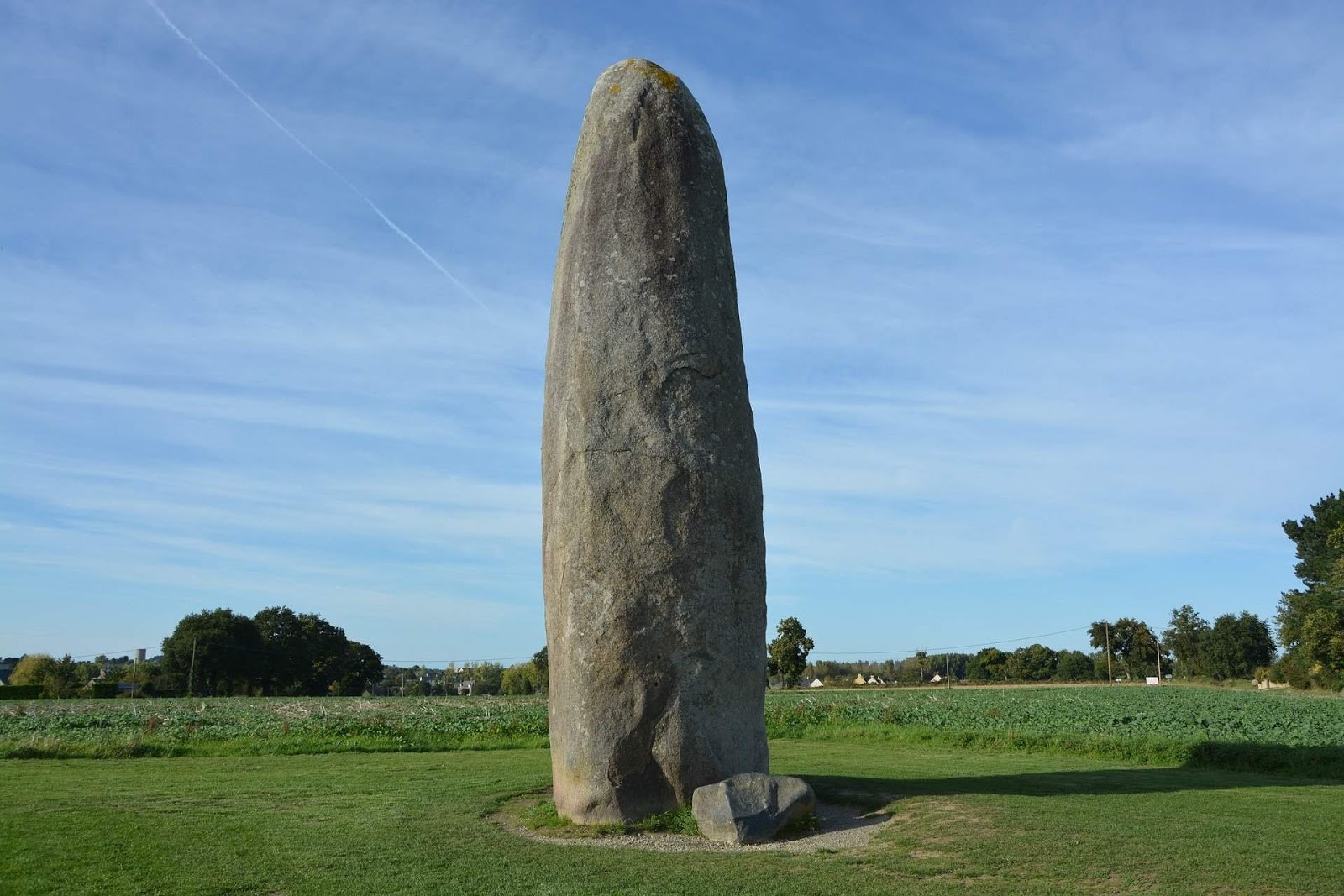 Le Menhir du Champ Dolent, à Dol-de-Bretagne, mesure 9,30 m
