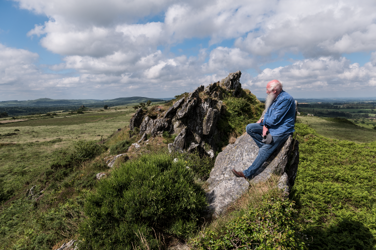 Sur la crête du Roc'h Trévezel, Patrik se fait vigie, scrutant la Bretagne, dont l'horizon se déploie à 360°.