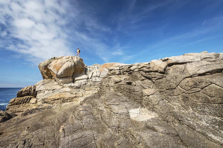 Plus basse que de l’autre côté de la baie d’Audierne, dans le cap Sizun, la côte bigoudène, très découpée, n’en est pas moins extrêmement impressionnante.