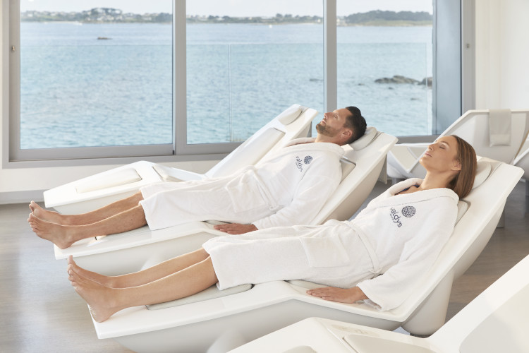 Couple dans une salle de repos à thalasso de Roscoff