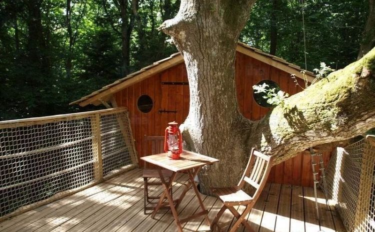 Cabane dans les arbres à Cléder, dans le département du Finistère en Bretagne
