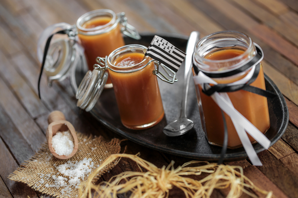 bocaux contenant du caramel au beurre salé maison décoré par du gros sel et un drapeau breton