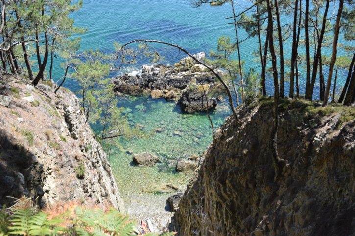 Crique sur le GR34 à Crozon. Un kayak est garé sur la plage