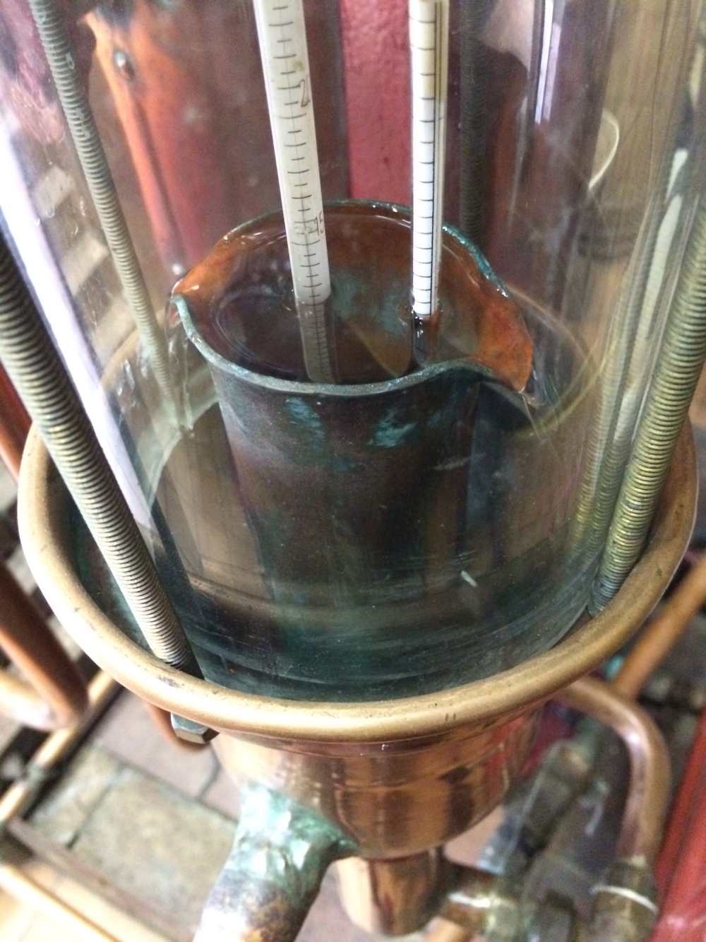 Processus de distillation du cidre pour fabriquer du lambig breton à la distillerie du Plessis, au manoir du Kinkiz à Quimper