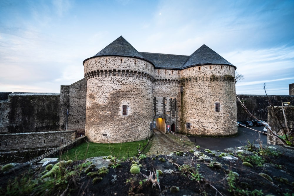 Au pied des tours Paradis, la petite porte, très surveillée, par laquelle on accès à la préfecture maritime © Simon Cohen