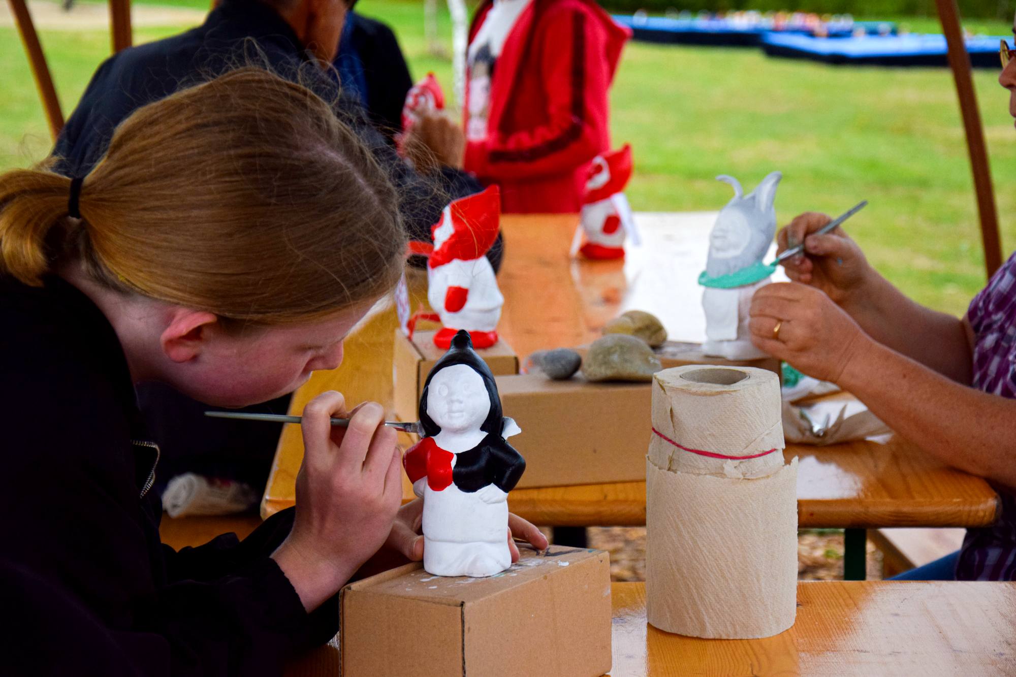 Des enfants participent à une activité créative organisé à la forêt de Brocéliande, activité peinture