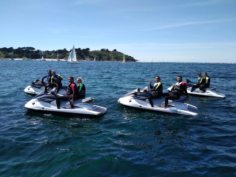 Des vacanciers en jet ski à Guidel chez Fun56, dans le Morbihan en Bretagne
