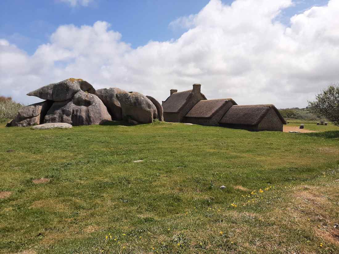 Maison en toit de chaume typique de la Bretagne paysanne