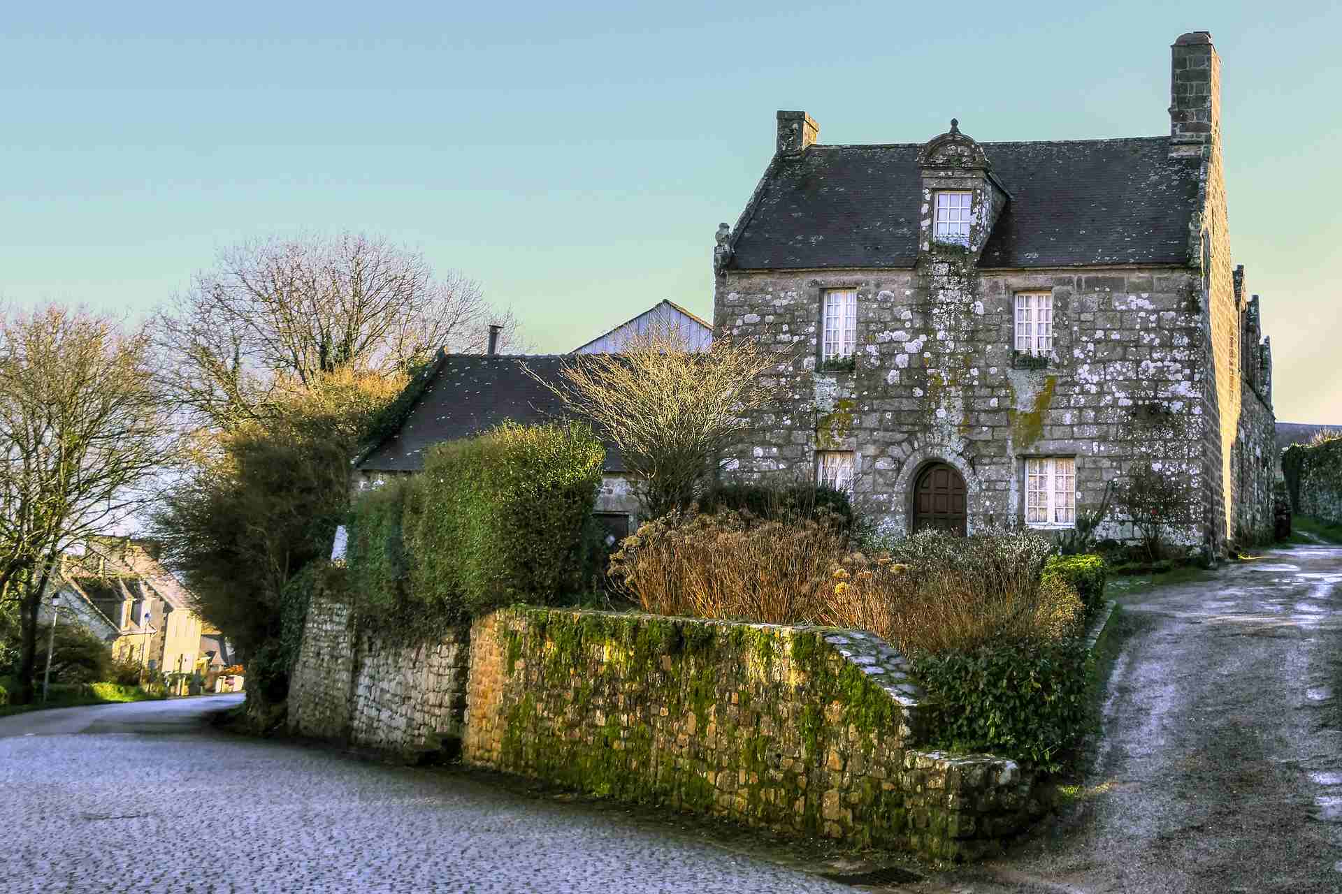 Une maison en pierre, typique de Locronan, de 3 étages avec toit en ardoise
