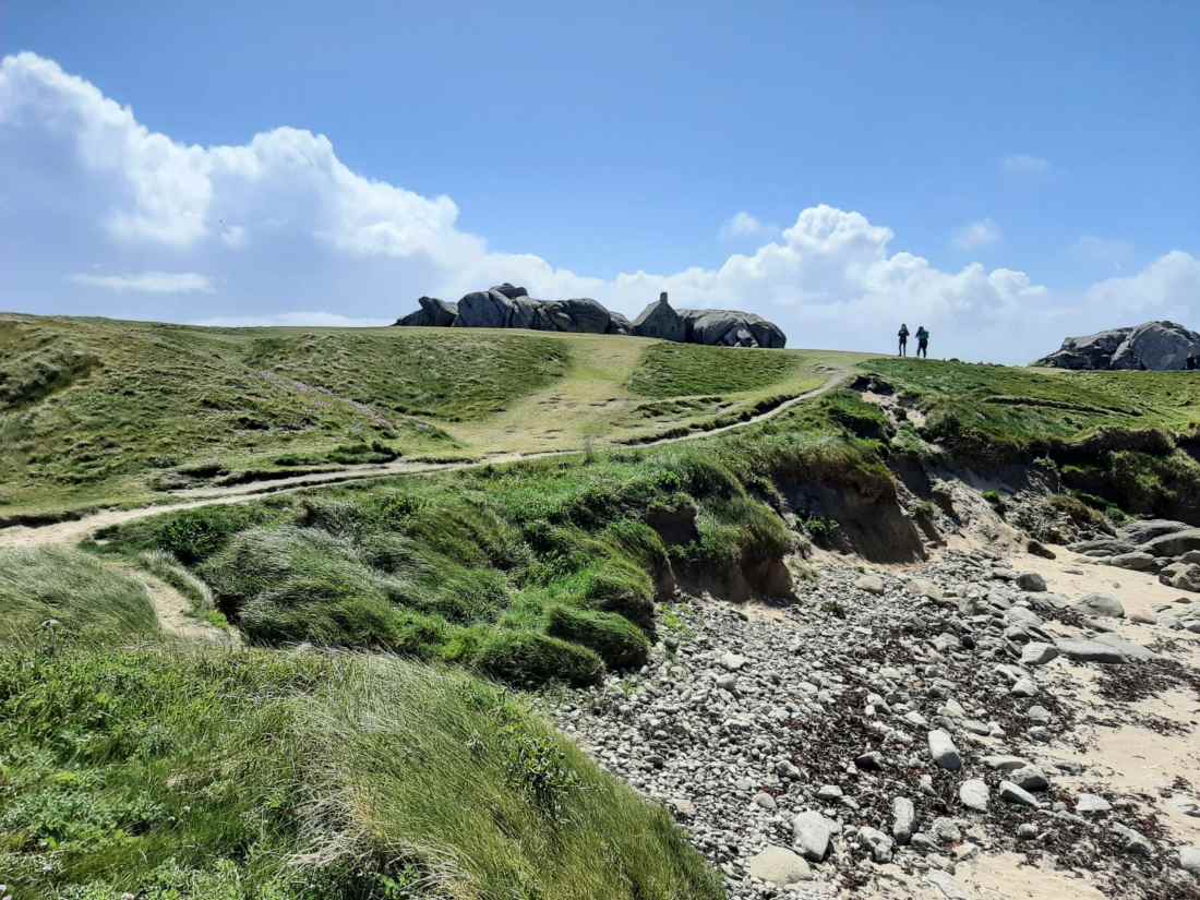 Le Garde Corps de Meneham entre les deux rocher