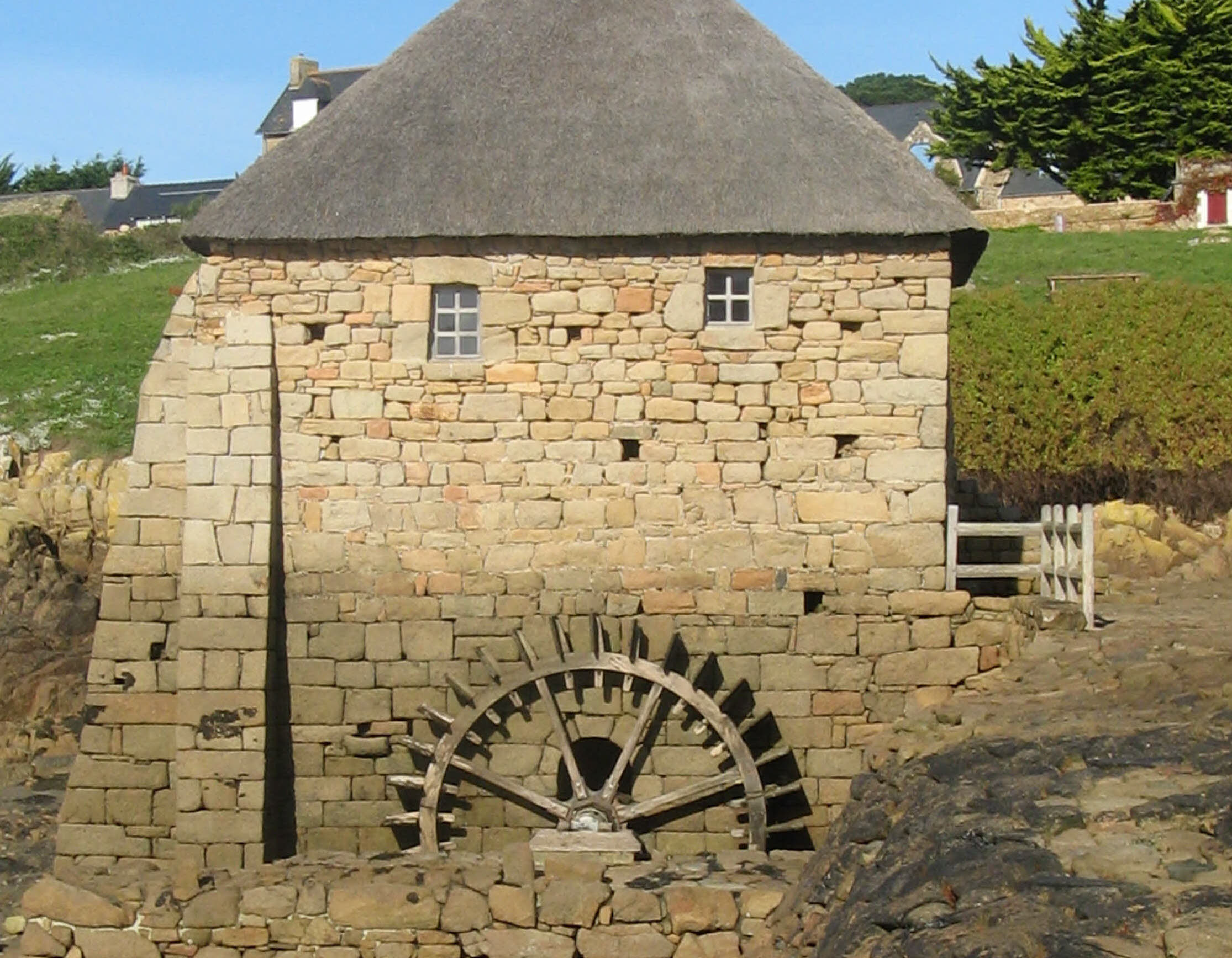 Moulin du Birlot sur l'île de Bréhat, côte de granit rose