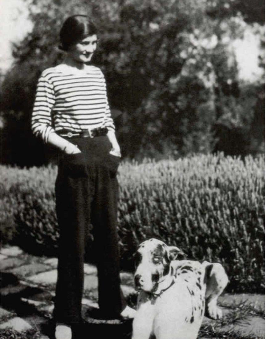 Coco Chanel portant un tricot rayé, une marinière bretonne avec un pantalon