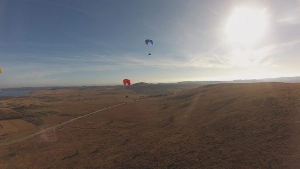 Exercice de parapente dans le Finistère, aux abords du Tuchen Kador dans les Monts d'Arrée