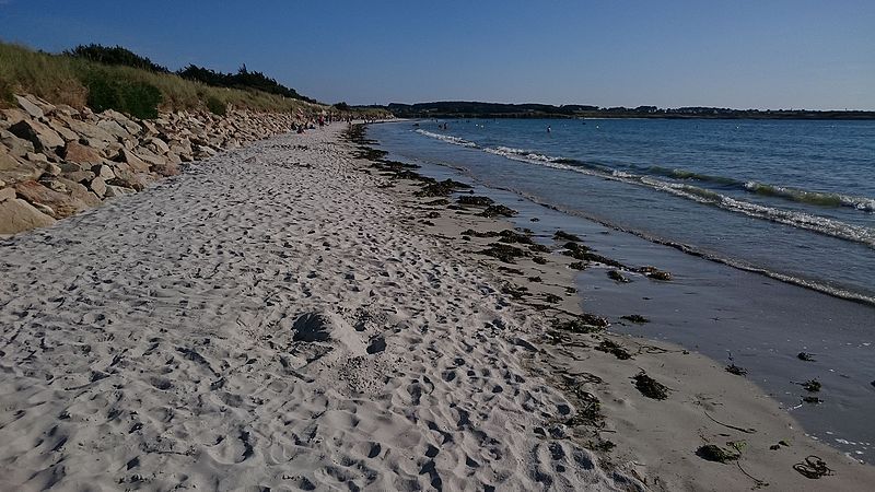 Faire du kitesurf à Santec, sur la plage du Dossen