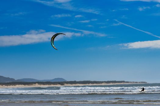 Un homme faisant du kitesurf sur la mer avec ciel bleu