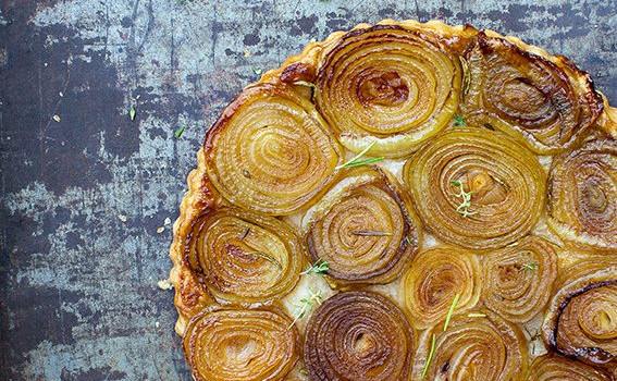 Présentation de la tarte tatin aux oignons de roscoff tout juste sorti du four