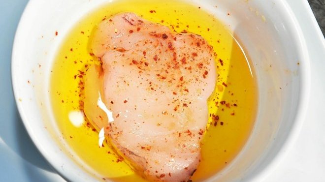 Un peu d’huile d’olive, de sel et du piment d’Espelette pour faire mariner la lotte. (Photo Claude Prigent / Le Telegramme)