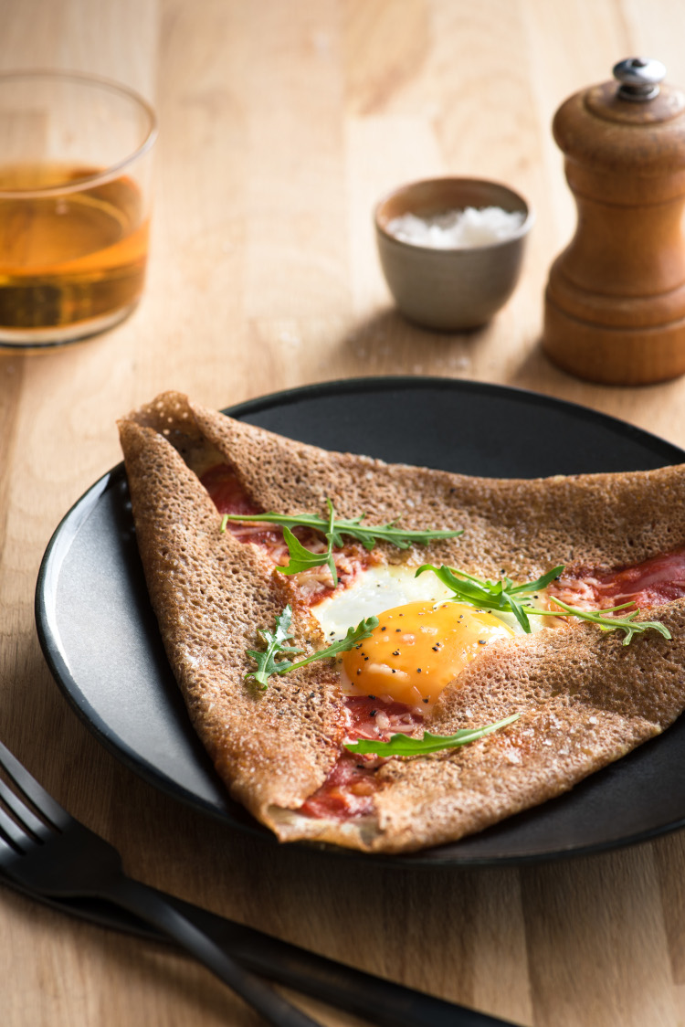 Galette de blé noir au chorizo, comté et œuf | Bretagne.com
