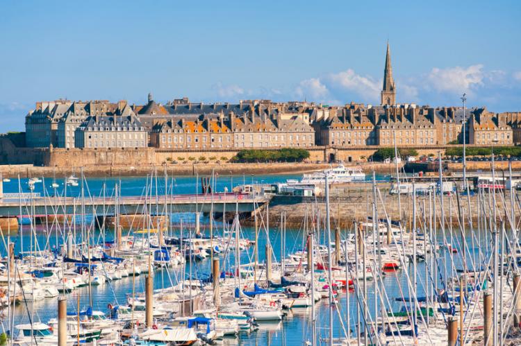 La cité fortifiée de Saint-Malo derrière son port de plaisance