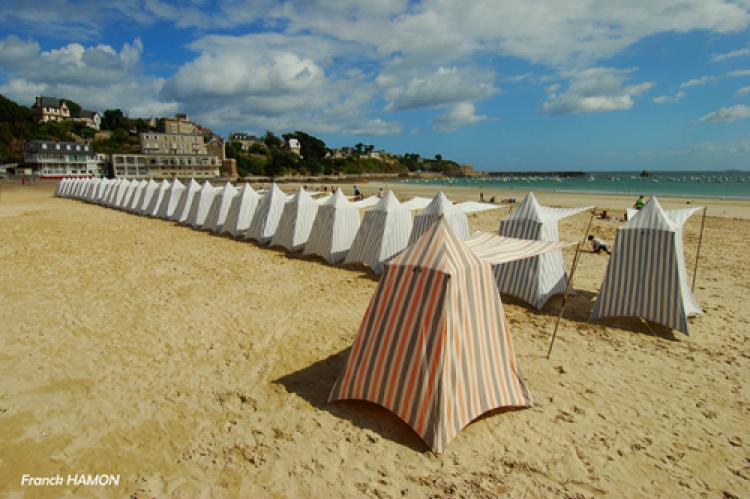Plage à Saint-Cast-le-Guildo Plage à Saint-Cast-le-Guildo avec tentes rayées