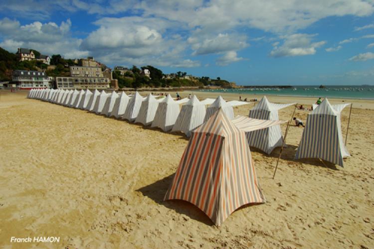 Plage à Saint-Cast-le-Guildo avec tentes rayées