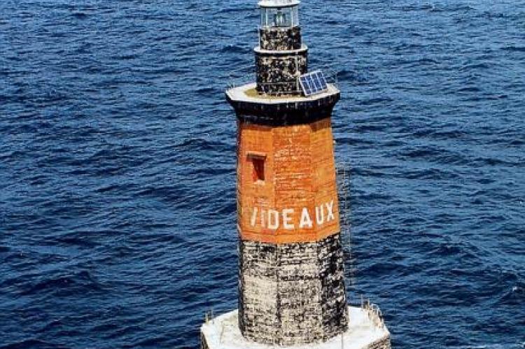 Le phare des Birvideaux | Bretagne.com