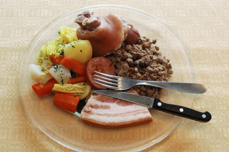 Plat traditionnel de Bretagne, le Kig ha farz se compose de sarrasin, d’œufs et de petit salé