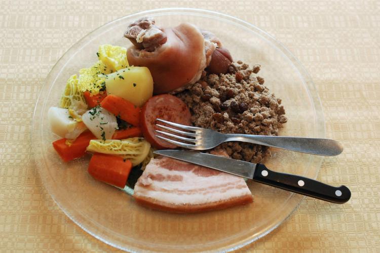 Le Kig ha farz, plat typique breton Plat traditionnel de Bretagne, le Kig ha farz se compose de sarrasin, d’œufs et de petit salé