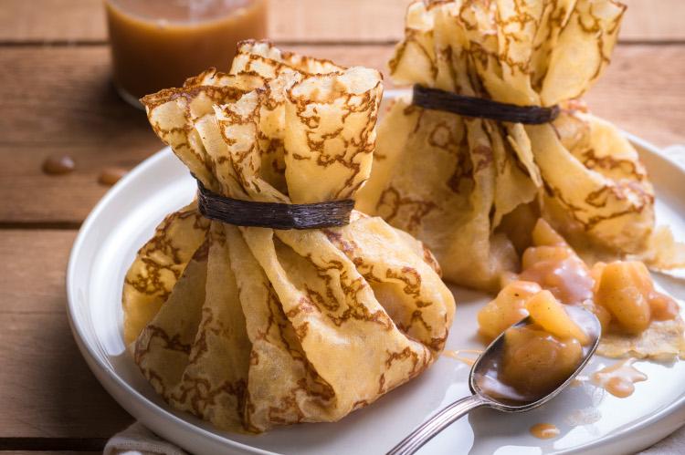 Aumônières de crêpes aux pommes caramélisées