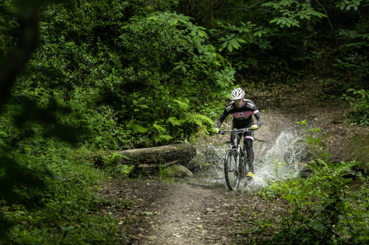 Jeune effectuant une rando VTT en Bretagne