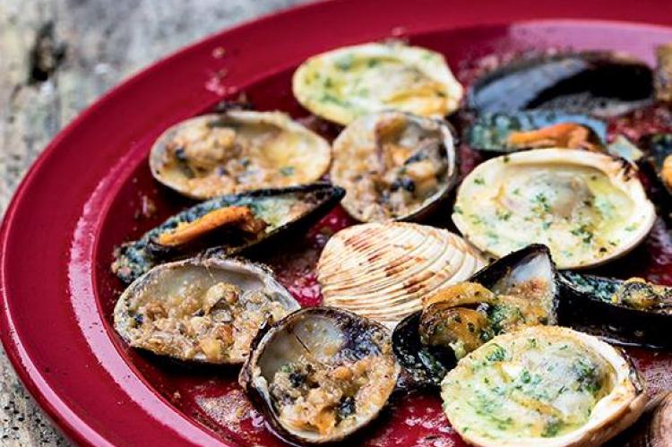 Coquillage de l'estran farcis au beurre d'ail, à la noisette et aux amandes