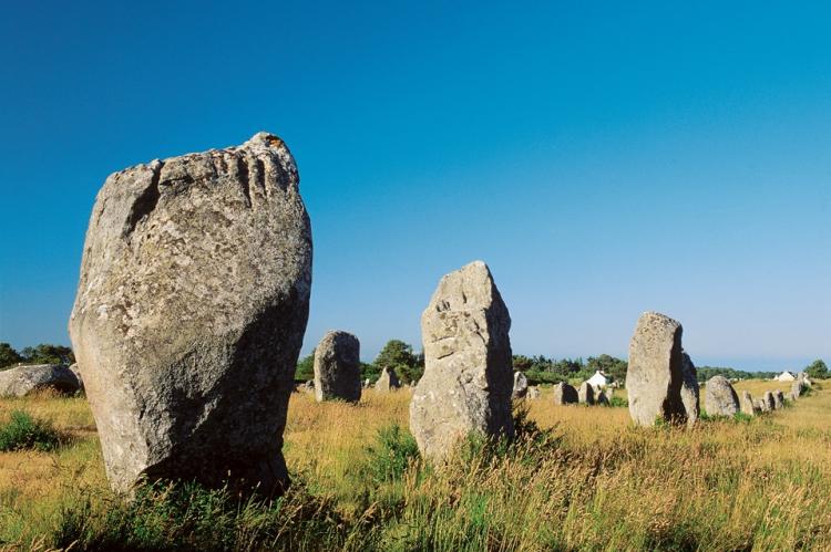 Les alignements de Kermario font partie de la mégalithe de Carnac.