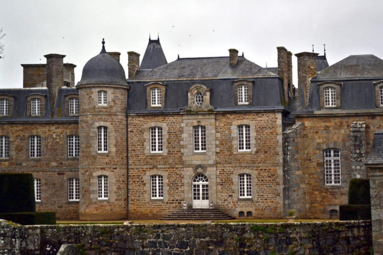 Vue sur l'entrée du château de Rosanbo