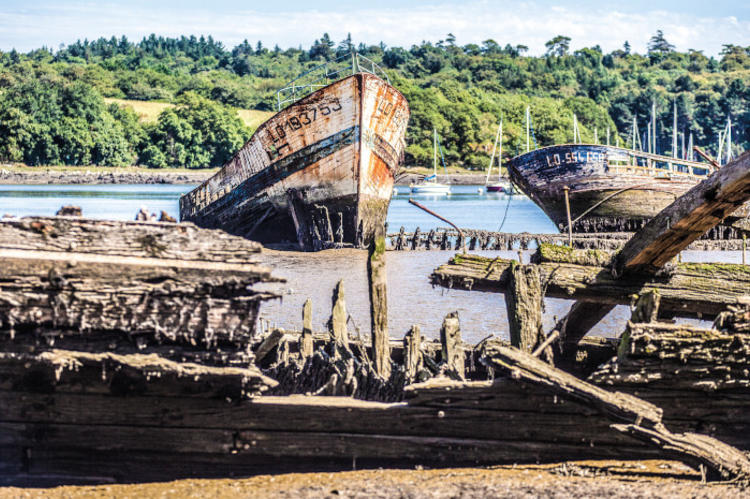 Cimetière bateaux Epave d'un bateau dans un cimetière en Morbihan