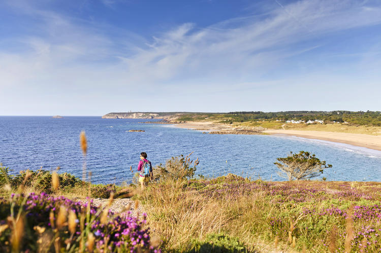 Une radonneuse profite du panorama sur le sentier côtier entre Erquy et le cap Fréhel