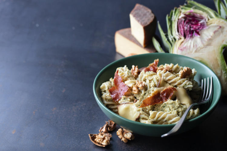 Fusilli à la tapenade d’artichauts, chips de jambon cru et fromage breton aux noix (Timanoix) Jolie présentation des fusillis à la tapenade