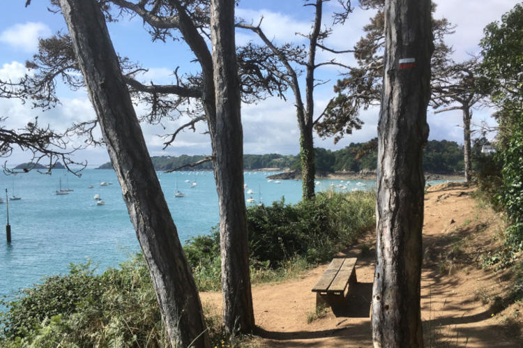 Petite pause sur le GR 34à CANCALE avec vue sur les îles Chausey.