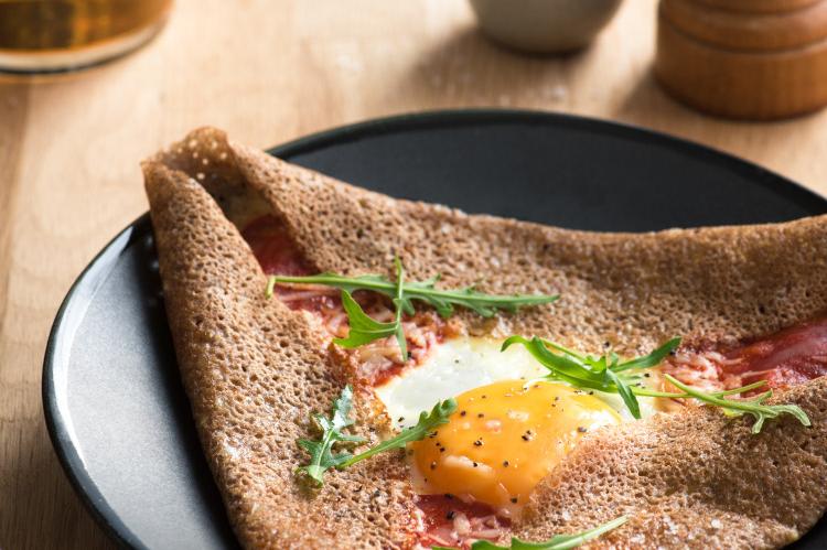 Galette de blé noir au chorizo, comté et œuf