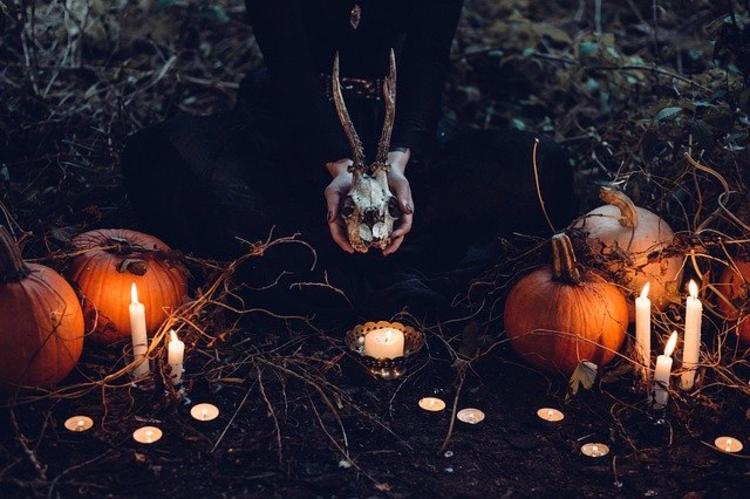 Citrouilles et bougies dans un espace sombre à l'occaison d'Halloween