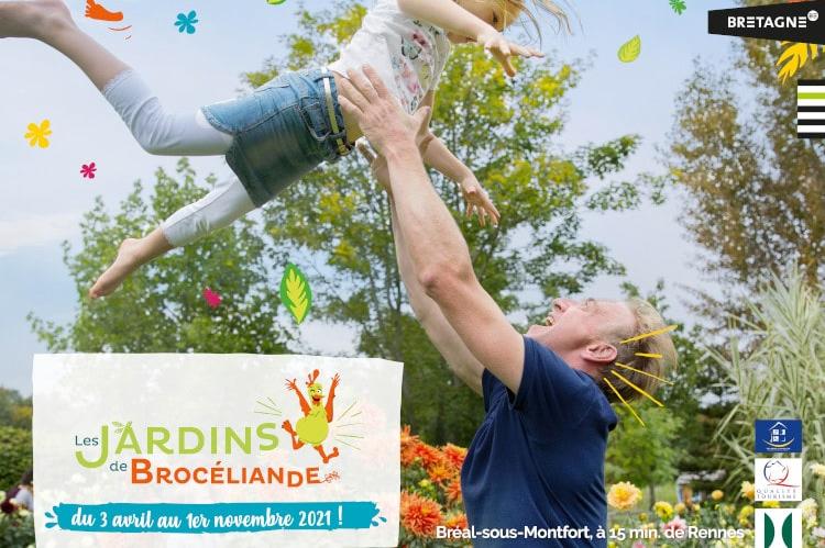 Horaires et tarifs des jardins de brocéliande Un papa joue avec sa fille dans les jardins de Brocéliande