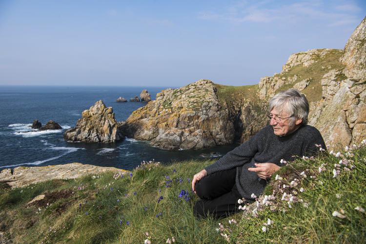 Le naturaliste Jean-Yves Monnat dans les falaises de la côte nord du cap Sizun