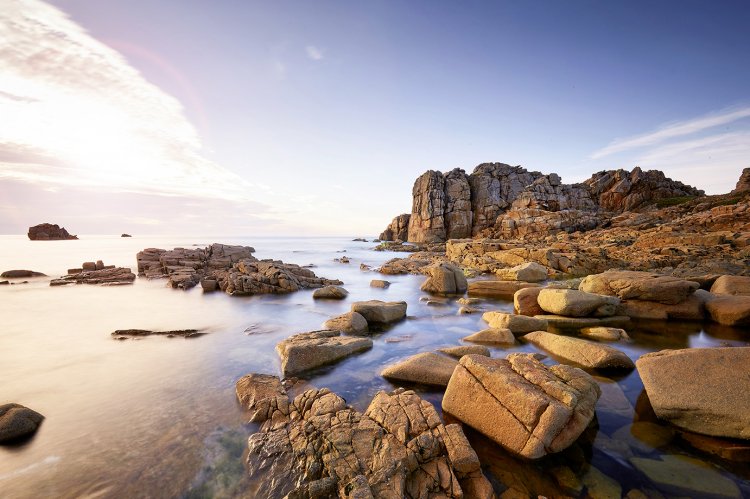 Rochers sur la côte de Granit rose